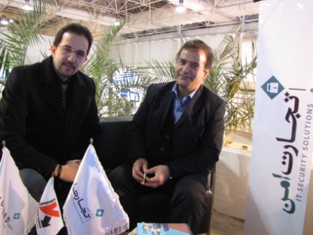 حمید بابادی نیا (مدیر عامل شرکت گیلاس کامپیوتر -سمت راست)، محمد مبصری (مدیر عامل شرکت تجارت امن خاورمیانه-سمت چپ)