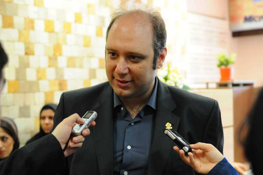 علی عباس نژاد، مدیر عامل موسسه کهکشان در حال مصاحبه با خبرنگاران