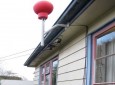 نصب یک گیرنده اینترنت قرمز رنگ در سقف خانه ها برای  دریافت سیگنال های بالن