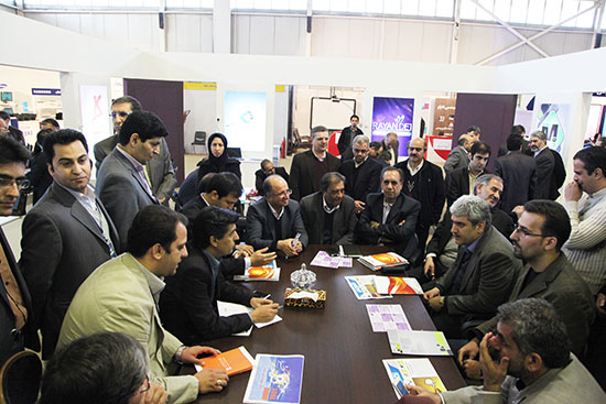 جلسه دکتر ستاری و مهندس جهانگرد با تعدادی از مشارکت کنندگان در نمایشگاه