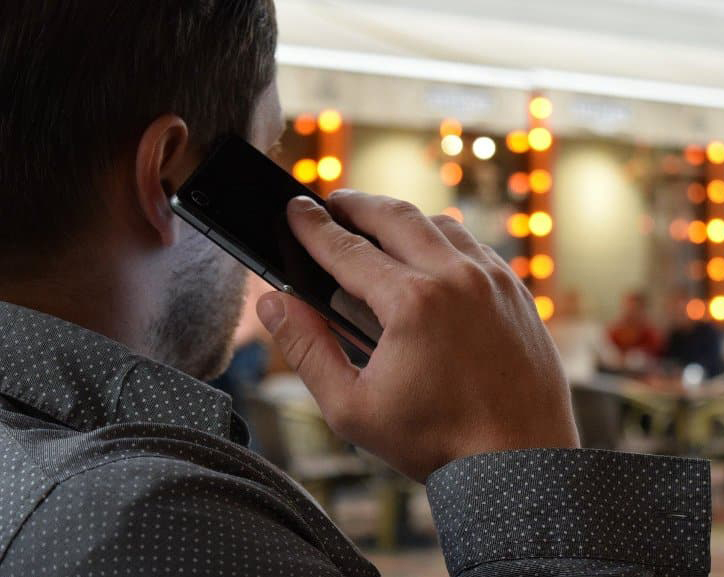 مکالمه‌های تلفنی با استفاده از اسپیکر مکالمه گوشی‌های هوشمند شنود می‌شوند